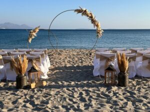 trouwen op het strand van kos in griekenland bohemian style