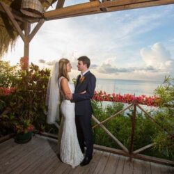 Bruidspaar tijdens een romantische trouwceremonie met uitzicht over de Caribische zee bij Anse Chastanet op St. Lucia (c) Anse Chastanet