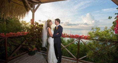 Bruidspaar tijdens een romantische trouwceremonie met uitzicht over de Caribische zee bij Anse Chastanet op St. Lucia (c) Anse Chastanet